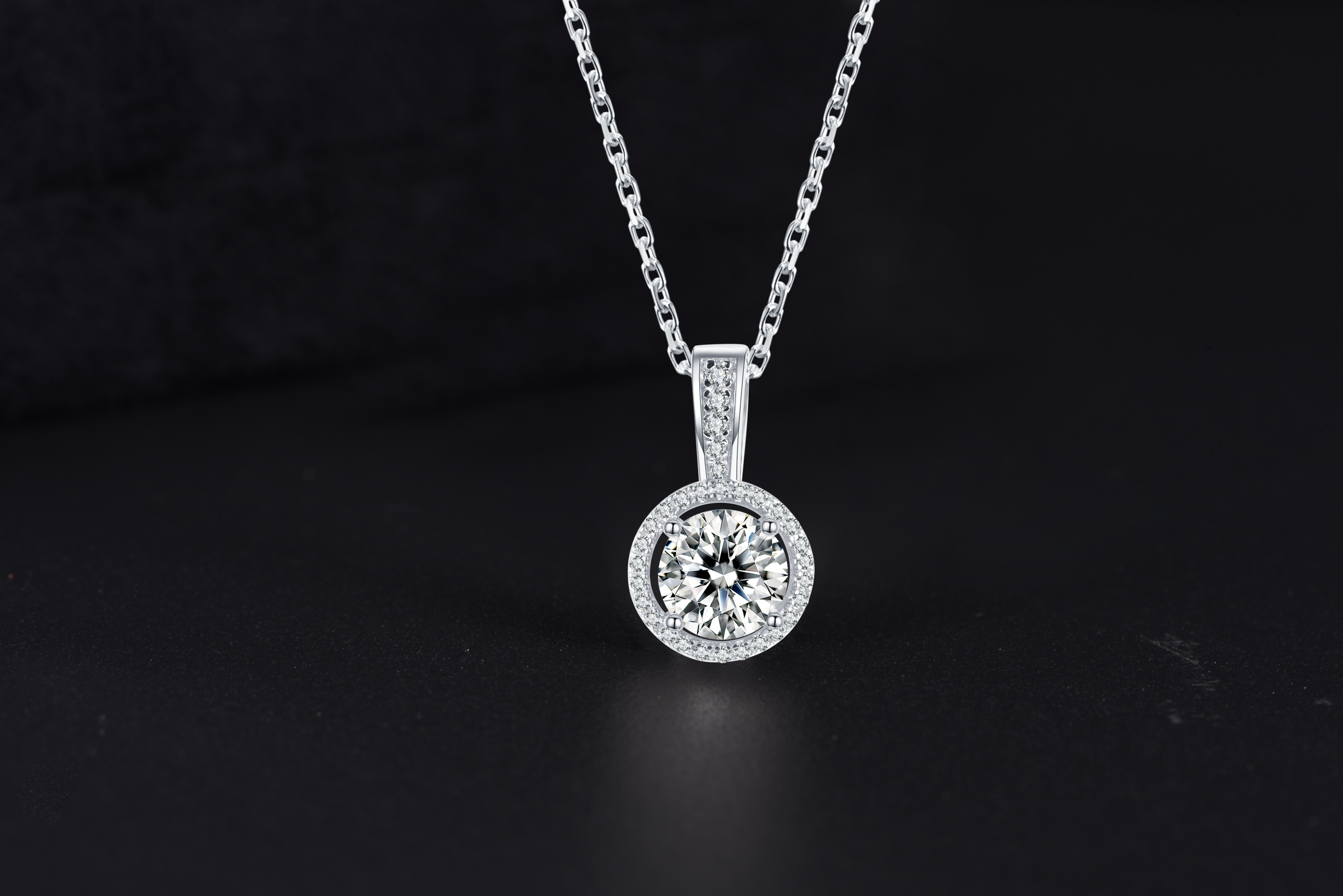 O mais recente bolo redondo Moissanite é um pingente de prata esterlina 925 banhado a platina 14K