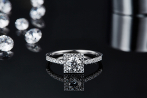 Anel Moissanite Luxuoso Quadrado com Proposta Incrustada